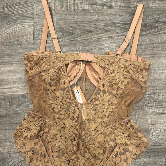 SKIMS lace balconette bodysuit - Picture 6 of 7